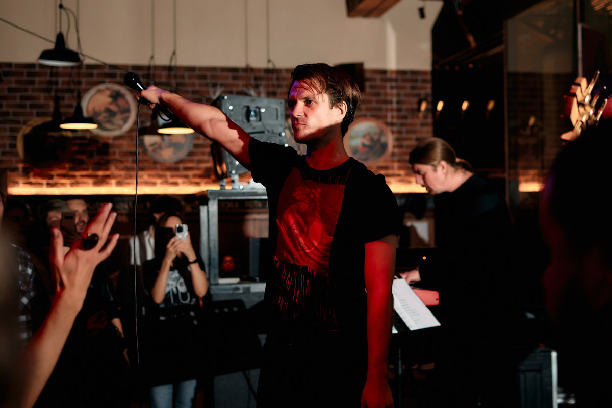 Актер театра и кино Александр Аладышев возродил свою группу Love Rocket ...